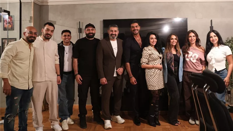 ياسر جلال مع أبطال وصناع مسلسل القناع 