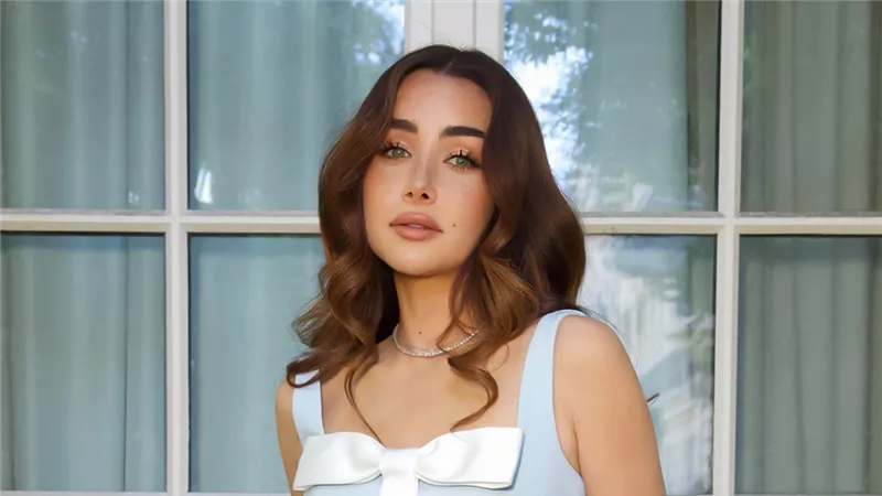 هنا الزاهد 