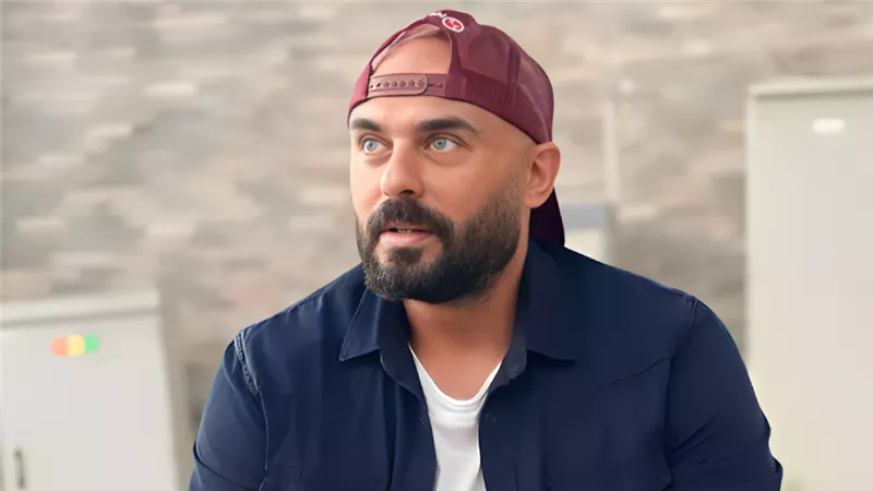 أحمد صلاح حسني  